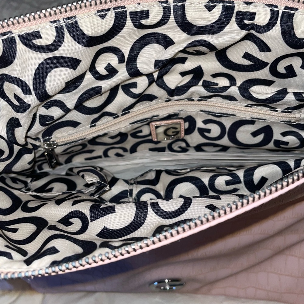 NWT Guess Arlington Clutch Envelope ~ inside zipper pocket ~ phone pocket - Picture 3 of 5